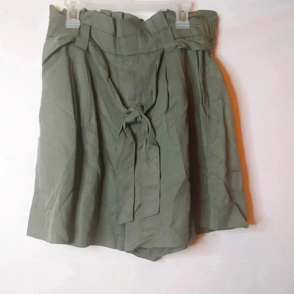 Banana Republic Paperbag Tie-Waist Short - 4 inch inseam, Size 4, Army Green - Picture 1 of 5